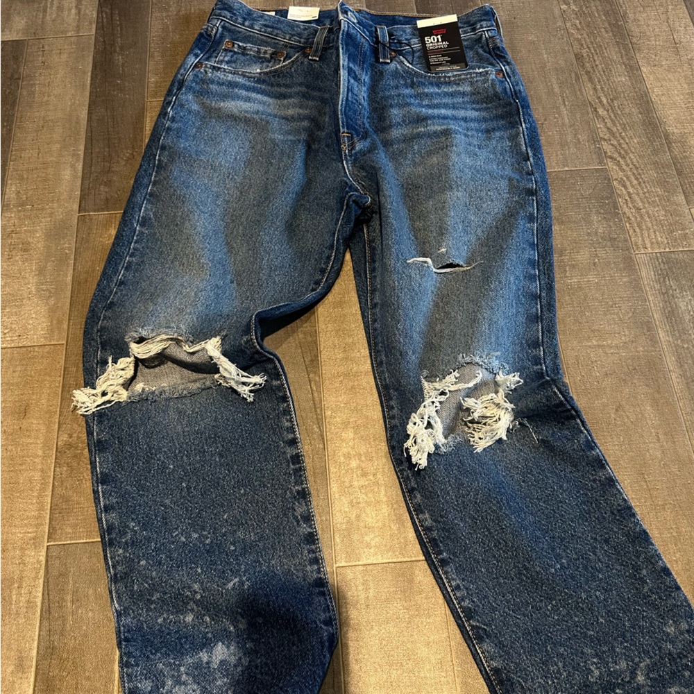 HIGH WAISTED LEVI CROPPED JEANS